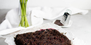 Beitragsbild des Blogbeitrags Bohnenbrownies mit Brombeeren … (vegan)