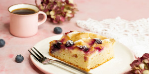 Beitragsbild des Blogbeitrags Rhabarber-Heidelbeer-Kuchen … (vegan)