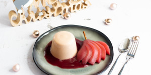 Beitragsbild des Blogbeitrags Lebkuchen-Panna Cotta mit Rotweinbirne … (vegan)