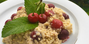 Beitragsbild des Blogbeitrags Hirsebrei mit Weichseln - vegan