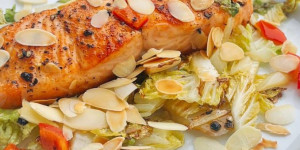 Beitragsbild des Blogbeitrags Lachs auf Chinakohlbett (grün)