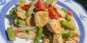 Beitragsbild des Blogbeitrags Lachs mit Spargel und Konjaknudeln (grün)