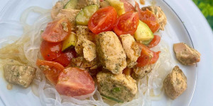 Beitragsbild des Blogbeitrags Lachs mit Zucchini und Konjaknudeln (grün) 