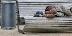 Beitragsbild des Blogbeitrags Der Obdachsuchende sieht hinter einer Haustür den Wohlstand, der sich vor ihm versteckt