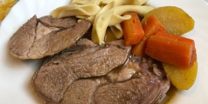 Beitragsbild des Blogbeitrags Gebratener Lammschlögel 