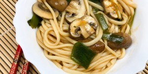 Beitragsbild des Blogbeitrags Udon Nudeln mit Frühlingszwiebeln und Pilzen