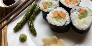 Beitragsbild des Blogbeitrags Vegane Maki mit Spargel und Süßkartoffeln