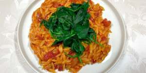 Beitragsbild des Blogbeitrags One Pot Tomaten Orzo 