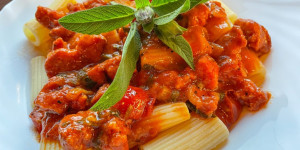 Beitragsbild des Blogbeitrags Pasta al Ragu di Salsiccia 