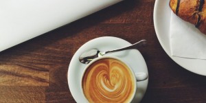 Beitragsbild des Blogbeitrags Morgenroutine aufbauen – Wie du als Morgenmuffel richtig durchstartest