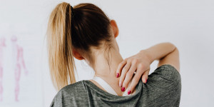 Beitragsbild des Blogbeitrags Nackenschmerzen DAUERHAFT lösen – 7 Wege, um endlich schmerzfrei zu werden 