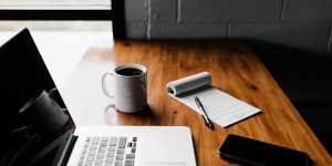 Beitragsbild des Blogbeitrags Entspannen im Home Office – Die besten Tipps 2022, um nach einem Arbeitstag abzuschalten 