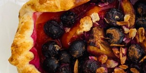 Beitragsbild des Blogbeitrags Süßer Sommer mit Obst-Galette