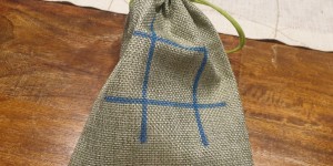 Beitragsbild des Blogbeitrags Tic-Tac-Toe: die Märchenversion aus Kronkorken