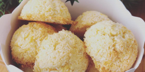 Beitragsbild des Blogbeitrags Kokosbusserl und DIY Keksschachtel
