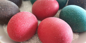 Beitragsbild des Blogbeitrags Ausprobiert: Können Ostereier wirklich glitzern?