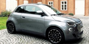 Beitragsbild des Blogbeitrags Fiat 500 Elektro schön und günstig ➔ E-Auto von Fiat überzeugt