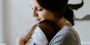 Beitragsbild des Blogbeitrags Was du über Nachwehen im Wochenbett wissen solltest und was hilft