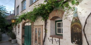 Beitragsbild des Blogbeitrags Ausflug nach POYSDORF: rund um die schönste Kellergasse des Weinviertels