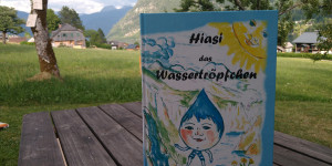 Beitragsbild des Blogbeitrags [#ab3, #Kinderbuch]: „Hiasi das Wassertröpfchen“ 