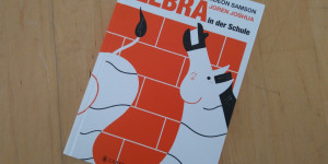 Beitragsbild des Blogbeitrags [#Kinderbuch #Rezension: Ein Zebra in der Schule] 