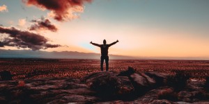 Beitragsbild des Blogbeitrags Wie kann ich im Internet schnell reich werden?
