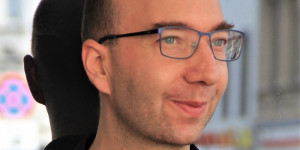 Beitragsbild des Blogbeitrags Dieses Prinzip, dass in der literarischen Welt andere und für den Protagonisten undurchsichtige Gesetze gelten, fasziniert mich sehr
