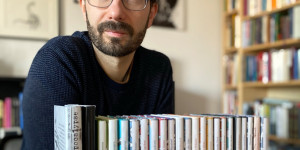 Beitragsbild des Blogbeitrags Lyrik ist ein breites Experimentierfeld: Im Gespräch mit Erwin Uhrmann
