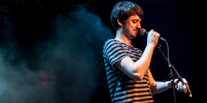 Beitragsbild des Blogbeitrags „Ich mag, dass vor und neben der Bühne gegenseitiger Respekt herrscht“ – Stichwort Poetry Slam: Drei Fragen an Fabian Navarro