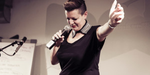 Beitragsbild des Blogbeitrags „Hier hat jede*r mal 5 minutes of fame“ – Stichwort Poetry Slam: Drei Fragen an Diana Köhle