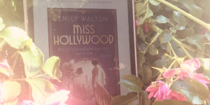 Beitragsbild des Blogbeitrags Glanz und Glamour: Emily Waltons Miss Hollywood 