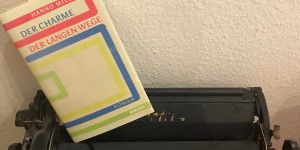 Beitragsbild des Blogbeitrags Von allen guten Geräuschen verlassen: Hanno Millesis Der Charme der langen Wege