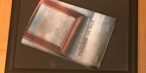Beitragsbild des Blogbeitrags Vom Erinnern und Verschwinden: Sabine Schönfellners Draußen ist weit