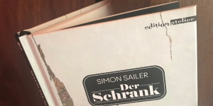 Beitragsbild des Blogbeitrags Alle guten Dinge sind drei: Simon Sailers Der Schrank