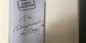 Beitragsbild des Blogbeitrags Wo die Liebe hinfällt: Markus Grundtners Die Dringlichkeit der Dinge