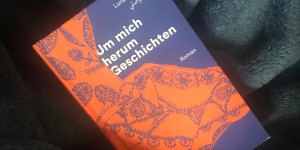 Beitragsbild des Blogbeitrags Wenn Dinge sprechen könnten: Luna Al-Mouslis Um mich herum Geschichten