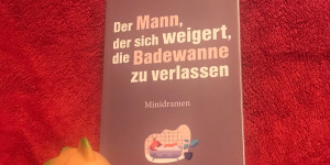 Beitragsbild des Blogbeitrags Minidramen: Der Mann, der sich weigert, die Badewanne zu verlassen (hrsg. Edition Kürbis)