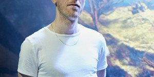 Beitragsbild des Blogbeitrags „Von Tintenfischen können wir lernen, dass es sehr andere Arten zu existieren gibt.“ Luca Kieser über „Weil da war etwas im Wasser“