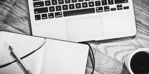 Beitragsbild des Blogbeitrags Die unsichtbare Arbeit des Schreibens.Von Charakteren, Lektoraten und dem Versuch, die Welt zu zeigen