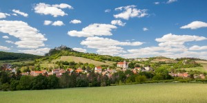 Beitragsbild des Blogbeitrags Wandern Falkenstein über die Ruine auf unserem Falkenflug im Weinviertel