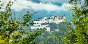 Beitragsbild des Blogbeitrags Über den Dächern von Salzburg: die Kapuzinerberg-Runde  
