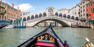 Beitragsbild des Blogbeitrags Italien - Venedig: romantisch mit der Gondel durch die Kanäle. Ja oder nein? 