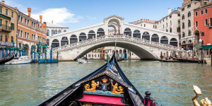 Beitragsbild des Blogbeitrags Italien - Venedig: romantisch mit der Gondel durch die Kanäle. Ja oder nein?