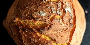 Beitragsbild des Blogbeitrags gelbes Kurkuma-Brot