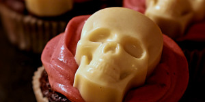 Beitragsbild des Blogbeitrags Schoko-Kirsch Halloween Cupcakes