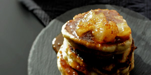 Beitragsbild des Blogbeitrags Karamell-Apfel Pancakes 