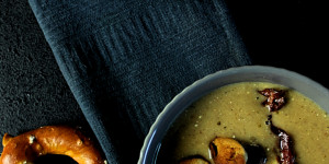 Beitragsbild des Blogbeitrags Zwiebel-Rahm Suppe mit Brezelcroutons