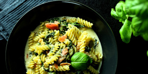 Beitragsbild des Blogbeitrags One-Pot Spinat Pasta 