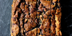 Beitragsbild des Blogbeitrags Heidelbeer Blondies 