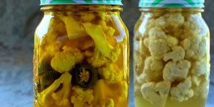 Beitragsbild des Blogbeitrags eingelegter Karfiol – zwei Varianten